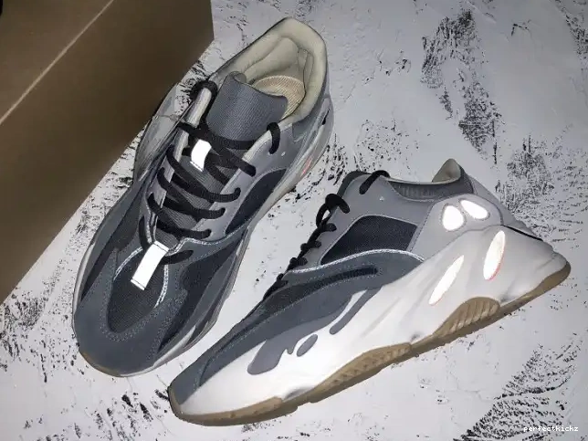 'Magnet' Yeezy v2 FV9922 Boost 700 Adidas 0615